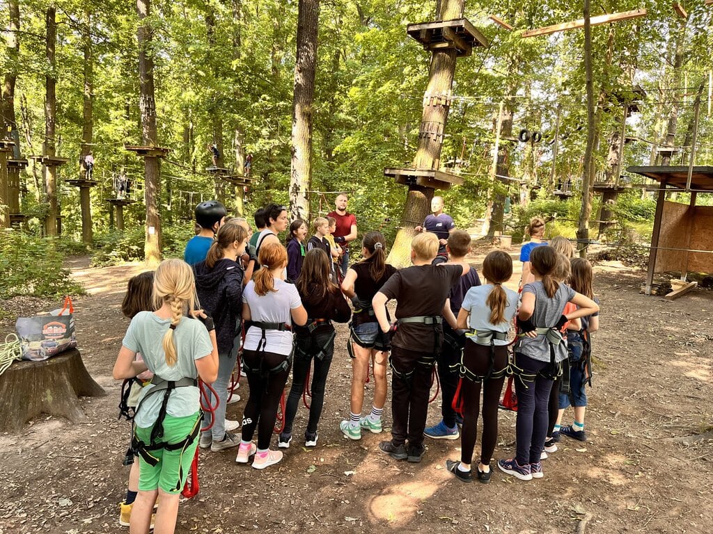 Professionelle Sicherheitseinweisung im Kletterwald Gera - Trainer erklärt Sicherheitsausrüstung